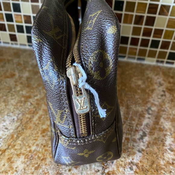 LOUIS VUITTON Monogram Trousse Toilette 28 - Picture 14 of 17